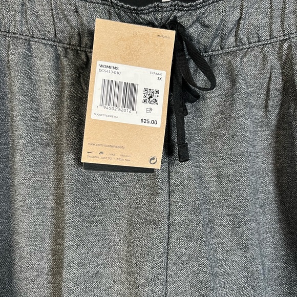 Nike Women’s Training Shorts Plus Size 1X - Picture 2 of 3